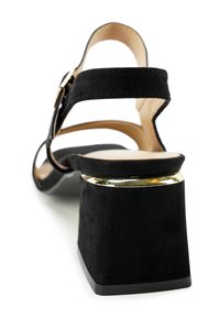 Zwarte suède hoge hak sandals met een chunky gouden hak, open teen en verstelbare enkelband. Gladde binnenvoering.