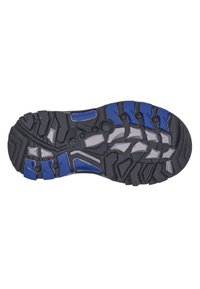 Suela de goma negra con un patrón de relieve robusto. Presenta acentos en azul y gris, proporcionando tracción y durabilidad para su uso al aire libre.