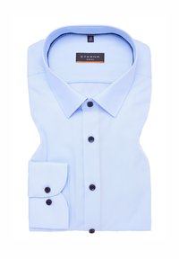 Helles blaues Hemd mit schmalem Schnitt, klassischem Kragen, schwarzen Knöpfen und geknöpften Manschetten. Etikett am Kragen lautet "ETERNAL SLIM FIT".
