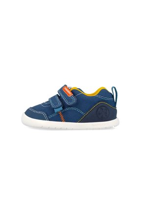 Scarpa da bambino blu navy con fodera gialla, suola bianca, due cinturini in velcro, cuciture arancioni e linguetta sul tallone.