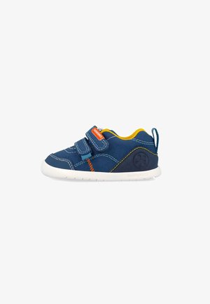 Scarpa da bambino blu navy con fodera gialla, suola bianca, due cinturini in velcro, cuciture arancioni e linguetta sul tallone.