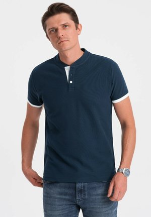 Polo shirt blu navy con maniche corte, dotato di un colletto arrotondato e un accento bianco sui polsini delle maniche. Tessuto texture con dettagli a bottoni.