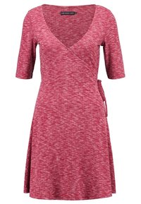 Robe portefeuille rouge en tissu maille texturé. Dotée d'un décolleté en V, de manches trois-quarts et d'une ceinture à la taille pour un ajustement modulable.