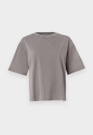 Hallitusest lühi varrukatega t-särk, mis on valmistatud puuvillast ning mille ümara kaeluse äär on kaunistatud selgete dekoratiivkividega.