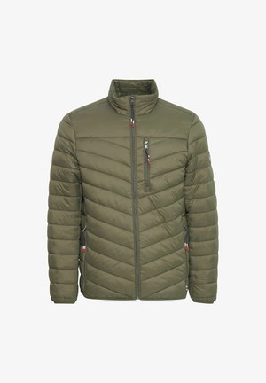 Giacca puffer verde oliva con colletto alto, chiusura zip frontale e trapuntatura a chevron. Presenta due tasche con zip e dettagli in metallo.