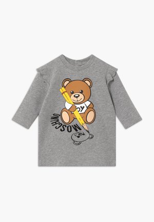 Top grigio in cotone a maniche lunghe con un orsetto dei cartoni animati che tiene una matita. L'orsetto indossa una maglietta con la scritta "happy", con testo e grafiche in nero e accenti gialli.