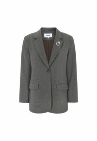 Blazer grigio a scacchi con vestibilità su misura, rever a forma di notched, chiusura con un bottone, due tasche frontali e una spilla decorativa sul lato sinistro.