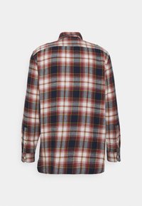 Camicia a maniche lunghe a quadri con una combinazione di colori blu, rosso e bianco, dettagli con bottoni sui polsini e design del colletto classico.