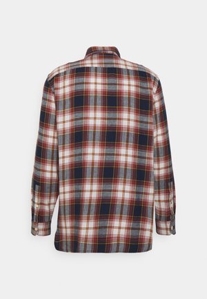 Camisa de cuadros de manga larga que presenta una combinación de colores azul, rojo y blanco, con detalles de botones en los puños y un diseño de cuello clásico.