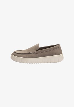 Mocassin en daim taupe à enfiler avec semelle en caoutchouc blanc épaisse et texturée et détails de couture minimalistes.