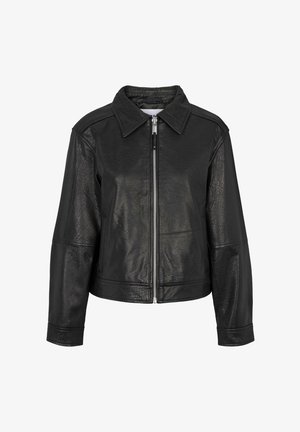 Mustast nahast jope kraega kaeluse, esiluku ja struktureeritud õlgadega. Omadusena on veidi tekstuuriga pind ja pikad varrukad.