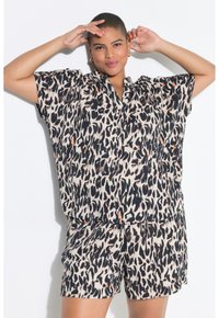 Completo a due pezzi con stampa leopardata in tessuto leggero. Top dalla vestibilità comoda con maniche corte, pantaloni abbinati con vita elastica, colori neutri con accenti neri e arancioni.