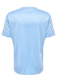 Ljusblå kortärmad sportt-shirt i slät syntetisk tyg, med rund halsringning och minimalistisk design samt en etikett på baksidan.