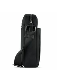 Borsa a tracolla in nylon nero con superficie texturizzata, chiusura con zip e tracolla regolabile, caratterizzata da una forma slim e rettangolare.