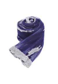Sciarpa blu navy realizzata in tessuto leggero, decorata con paillettes argentate metalliche e un bordo argentato texturizzato. Arrotolata in una spirale sciolta.