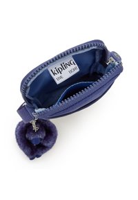 Portafoglio Kipling in tessuto viola, con chiusura a zip, foderato internamente in modo liscio e un ciondolo a pompon in pelliccia.