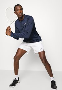 Nike Performance M NKCT DF ADVTG TOP HZ - Pikkade varrukatega topp - obsidian