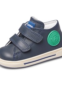 Navy modré tenisky pro děti s dvojitými suchými zipy, bílou podrážkou, zeleným kulatým logem na patce a modrou značkovou nášivkou na jazyku.