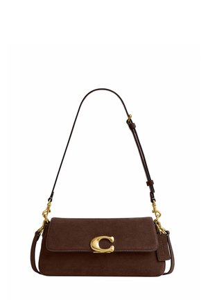 Sac à bandoulière en daim marron avec fermoir en forme de C doré et sangle ajustable, avec une petite étiquette suspendue sur le côté droit.