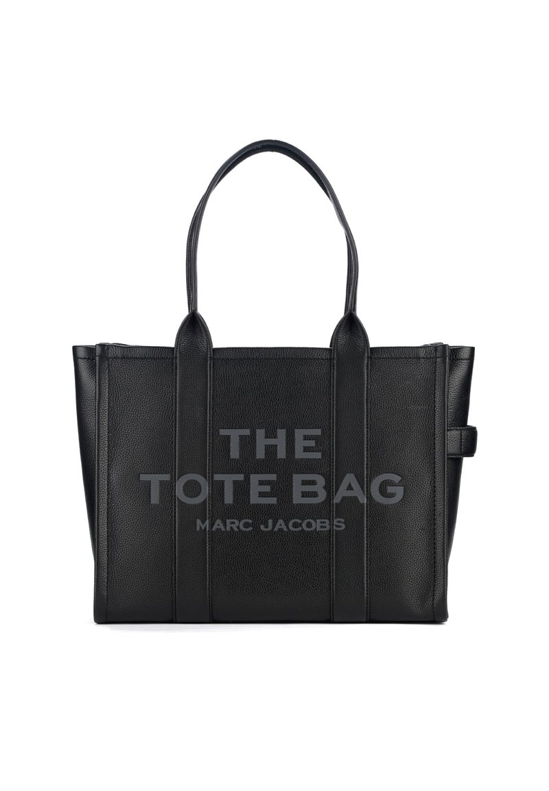 Czarna skórzana torba na ramię z podwójnymi uchwytami, teksturowana powierzchnia oraz nadrukowany tekst: "TORBA NA RAMIĘ MARC JACOBS" z przodu.