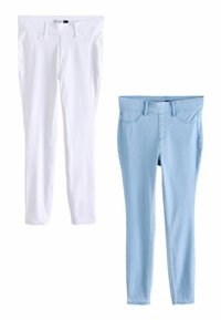 Vita smala jeans och ljusblå smala jeans, båda tillverkade av denim; har femficksdesign och sömnadsaccenter vid midjan.