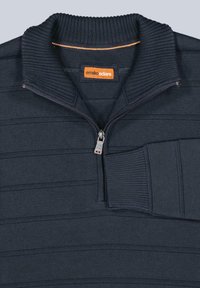 Marinefarbener Pullover mit einem halben Reißverschluss am Kragen, gerippten Ärmelbündchen und horizontalem Streifenmuster. Verfügt über ein oranges Etikett am Kragen. Weiche Stricktextur.