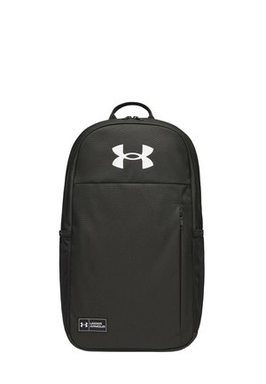 Zwarte Under Armour rugzak met bovenhandvat, voorvak met rits, zijmeshzakken en een groot wit logo aan de bovenvoorzijde.