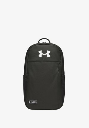 Zwarte Under Armour rugzak met bovenhandvat, voorvak met rits, zijmeshzakken en een groot wit logo aan de bovenvoorzijde.