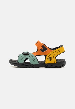 Sandal multicolore con tomaia verde, arancione e gialla, realizzata in materiale sintetico, dotata di una cintura regolabile e design aperto.