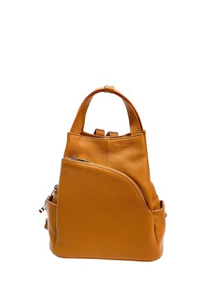 Sac à main en cuir fauve avec poignées supérieures, poche zippée avant incurvée, poches latérales et finition lisse texturée.