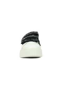 Sneaker bianco con suola di gomma testurizzata, adornato da cinturini in tessuto nero incrociati. Presenta una tomaia in materiale sintetico liscio e punta rotonda.