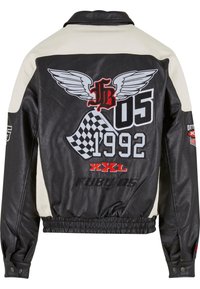 Veste en cuir noir et blanc ornée de motifs brodés, comprenant des ailes et un drapeau à damier, avec une ceinture élastique et des poignets à pression.