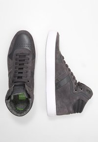 Graue Wildleder-Hochtop-Sneaker mit Lederakzenten, weißen Gummisohlen und strukturierten Details an den Seiten. Verfügt über runde Schnürsenkel und einen gepolsterten Kragen.