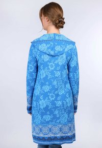 Blaues Kleid mit Blumenmuster und Kapuze, langen Ärmeln, strukturiertem Finish und Spitzenakzenten am Saum.