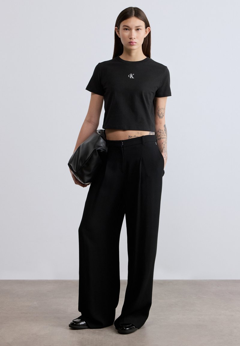 Calvin Klein Jeans LOGO CROPPED TEE - Jednoduché tričko - black