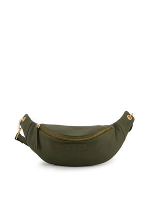 Olivgrünes Lederbauchtasche mit geschwungener Form, goldfarbener Reißverschluss und markiertem Patch. Verfügt über einen abnehmbaren Gurt und eine strukturierte Oberfläche.