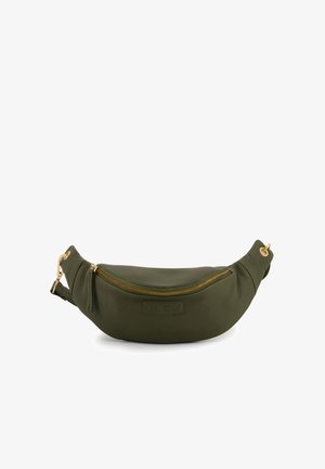 Olijfgroene leren heuptas met een gebogen vorm, gouden rits en merkembleem. Beschikt over een afneembare schouderband en een gestructureerd oppervlak.