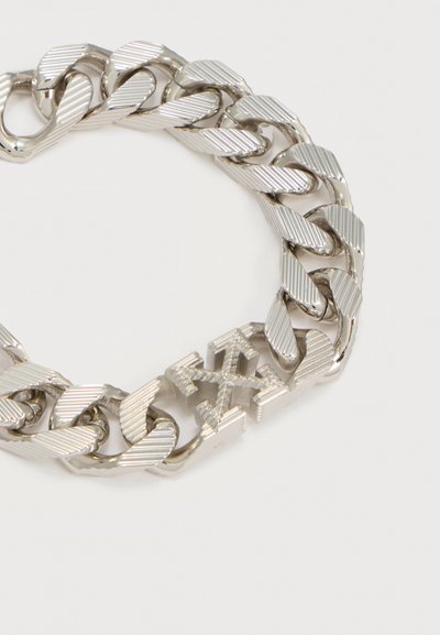 Βραχιόλι αλυσίδας με χονδρούς συνδέσμους σε ασημί τόνο, με διαγώνιες αυλακώσεις και λεπτομερή κούμπωμα που διαθέτει τέσσερα διασταυρούμενα βέλη.