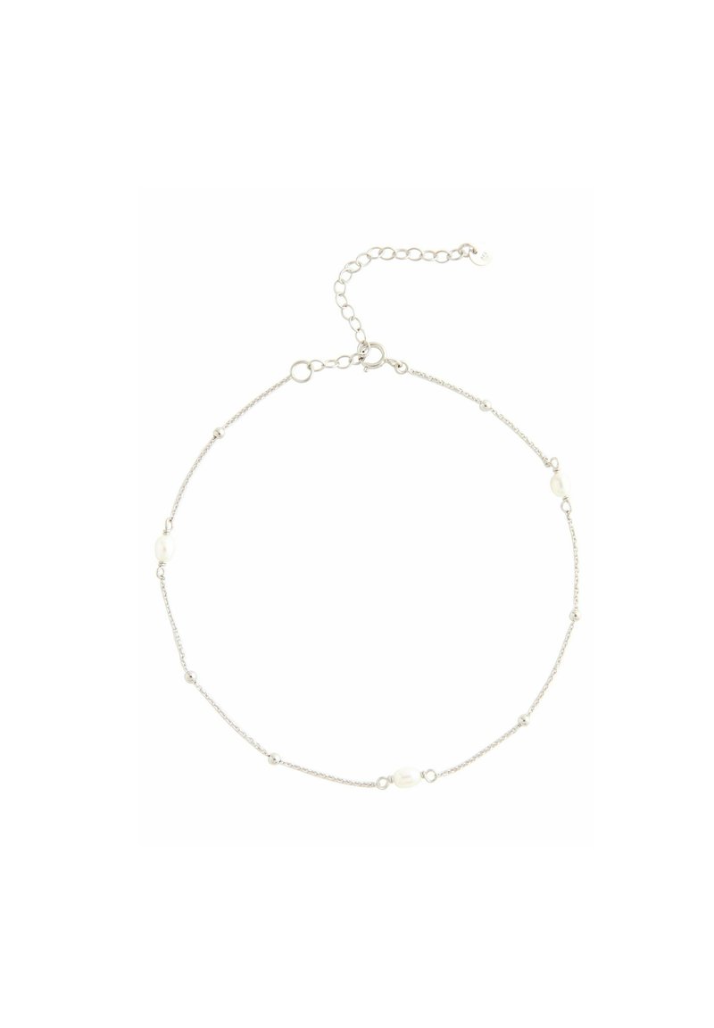 Braccialetto in argento con piccole perline rotonde e una perla centrale più grande, dotato di un clasp regolabile e di un design pulito e minimalista.