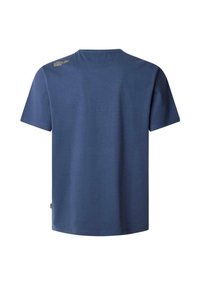 Jūros mėlynos spalvos medvilnės marškinėliai trumpomis rankovėmis, apvaliu iškirpimu ir mažo logotipo detale ant peties. Lygi tekstūra su atsipalaidavusiu siluetu.