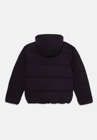 Svart puffjacka med huva, med en kviltad design och rundade fållar. Slät textur utan synlig hårdvara eller ytterligare detaljer.