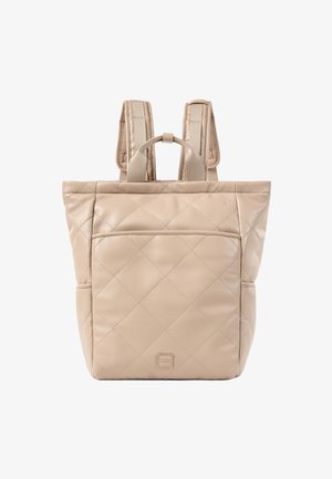 Sac à dos matelassé beige, en cuir souple, avec des bretelles rembourrées, une poignée supérieure et une poche avant avec un logo discret.