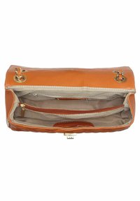 Borsa a mano in pelle arancione con texture liscia, dotata di un singolo scomparto, una tasca con zip e dettagli in metallo color oro.