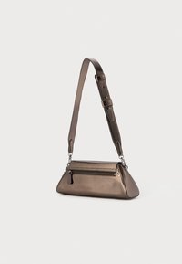 Sac à épaule en bronze métallique avec un design structuré, une bandoulière ajustable et une poche zippée à l'avant. Texture lisse et forme angulaire.