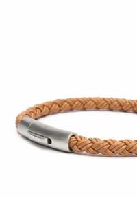 Flätad läderarmband i tan med en stilren silverfärgad lås, som har en minimalistisk design och slät yta.