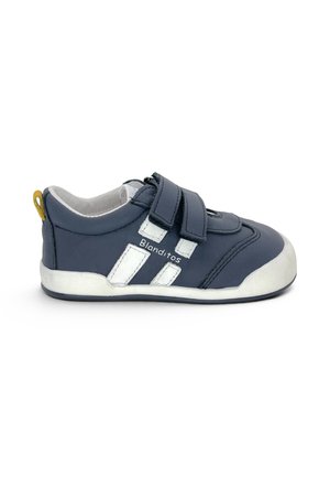 Sneaker blu navy da bambino con strisce bianche, due cinturini in velcro, passante giallo sul tallone e scritta "Blanditos" sul lato.