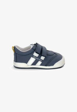 Sneaker blu navy da bambino con strisce bianche, due cinturini in velcro, passante giallo sul tallone e scritta "Blanditos" sul lato.