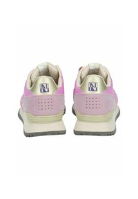 Sneaker rosa con una combinazione di materiali in rete testurizzata e suede. Presentano una suola crema, dettagli con logo e forature sui talloni.