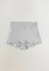 Grå bomullsshorts med en bred, mjuk midja och slät yta, med en midjehöjd ovanför och rundade benöppningar.