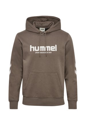 Bruine hoodie gemaakt van een katoenmix met een zak aan de voorkant, verstelbare capuchon met trekkoord en witte logo-opdruk. Heeft witte chevron-accenten op de mouwen.